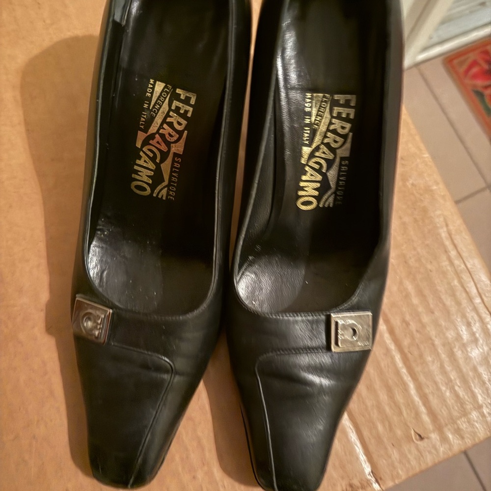 Salvatore Ferragamo Black Leather Buckle Detail Pumps Size 38 preowned size 8 - Picture 2 of 5